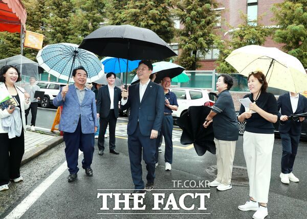 전문학 대전시 서구청장이 1일 갈리단길 골목형상점가를 찾아 상점가 일원을 살피고 있다. /대전 서구