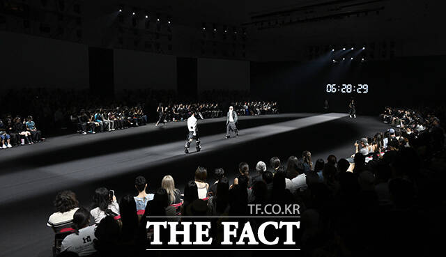 1일 오후 서울 중구 동대문디자인플라자(DDP)에서 2027 S/S 서울패션위크(Seoul Fashion Week)가 열린 가운데 '홀리넘버세븐'의 모델들이 쇼에 올라 런웨이를 장식하고 있다. /박상민 기자