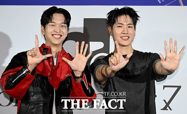 개그맨 유재필(왼쪽)과 가수 이짜나가 1일 오후 서울 중구 동대문디자인플라자(DDP)에서 열린 2027 S/S 서울패션위크 홀리넘버세븐 포토월에 참석해 춤을 추고 있다. /박상민 기자