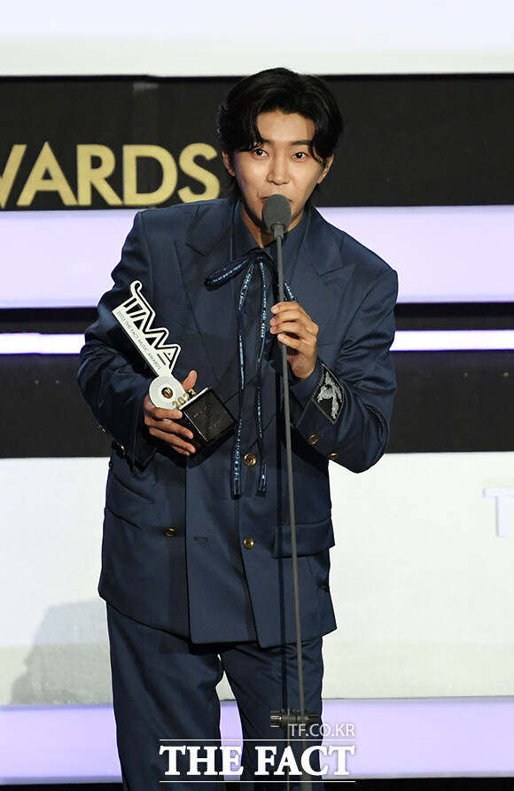 임영웅은 신보 발매와 함께 단독 콘서트를 개최한다. 더불어 3년 만에 '더팩트 뮤직 어워즈'에 출연한다. 사진은 2023년 '더팩트 뮤직 어워즈'에서 수상하는 모습. /더팩트 DB