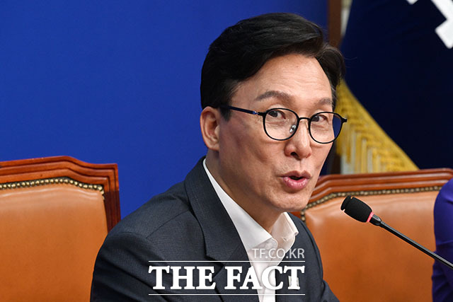 김민석 더불어민주당 대표가 경찰개혁추진단 1차 회의에서 발언을 하고 있다. 왼쪽부터 이해식 경찰개혁추진단 공동단장과 김 대표, 김남희 경찰개혁추진단 공동단장.