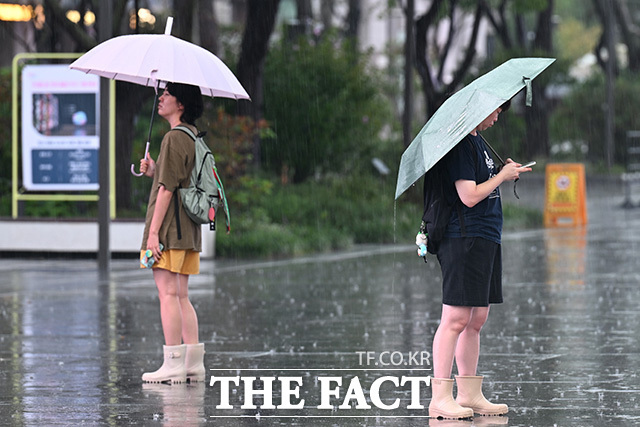 2일 기상청에 따르면 이날 강원남부내륙과 충청권에 비가 내리겠다. 충청권내륙과 남부지방을 중심으로는 소나기가 내리는 곳이 있겠다. /송호영 기자