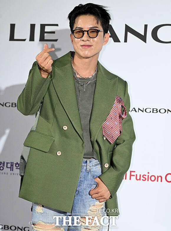 가수 나태주가 1일 오후 서울 중구 동대문디자인플라자(DDP)에서 열린 2027 S/S 서울패션위크 이상봉 포토월에 참석해 발차기 포즈를 취하고 있다. /박상민 기자