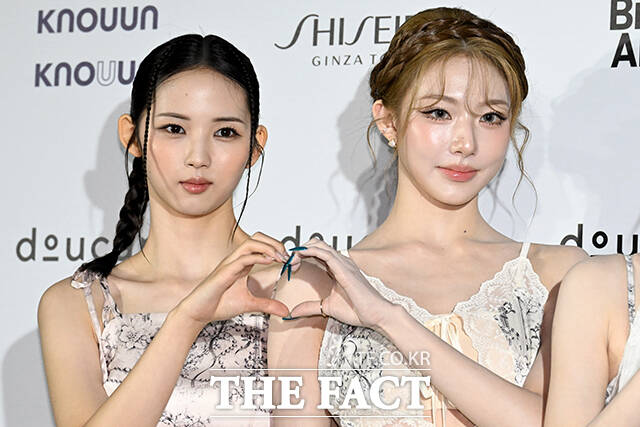 그룹 트리플에스의 지우, 신위, 린, 연지(왼쪽부터)가 1일 오후 서울 중구 동대문디자인플라자(DDP)에서 열린 2027 S/S 서울패션위크 두칸 포토월에 참석해 포즈를 취하고 있다. /박상민 기자
