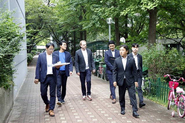 대우건설 설계 및 도시정비사업 담당 임직원들은 지난달 28일 어반 에이전시 관계자들과 목동8단지 현장을 둘러보고 협업 방향을 논의했다. 사진은 대우건설과 어반 에이전시 목동8단지 담당자들이 단지를 시찰하고 있는 모습. /대우건설