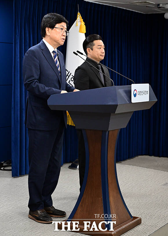 최교진 교육부 장관이 1일 오후 서울 종로구 정부서울청사에서 거점국립대 패키지 지원대학 선정 결과를 발표하고 있다. /임영무 기자