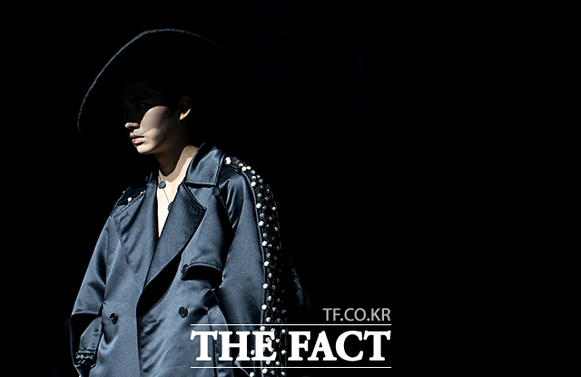 1일 오후 서울 중구 동대문디자인플라자(DDP)에서 2027 S/S 서울패션위크(Seoul Fashion Week)가 열린 가운데 '두칸'의 모델들이 쇼에 올라 런웨이를 장식하고 있다. /박상민 기자