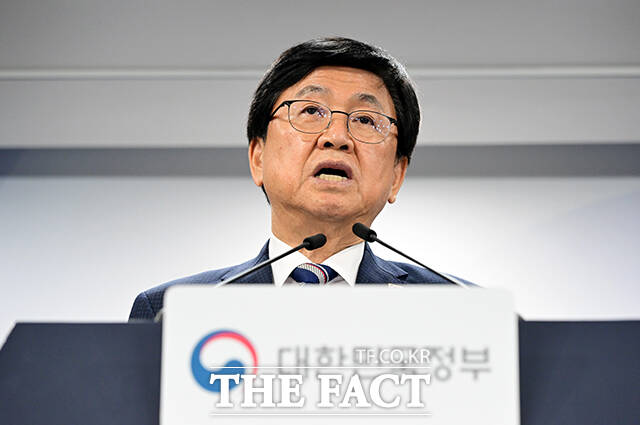 최교진 교육부 장관이 1일 오후 서울 종로구 정부서울청사에서 거점국립대 패키지 지원대학 선정 결과를 발표하고 있다. /임영무 기자