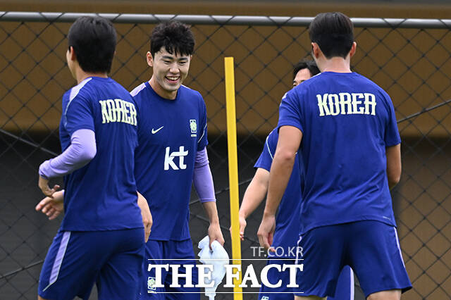훈련하는 선수들 바라보는 이민성 아시안게임 축구대표팀 감독(왼쪽 두번째).