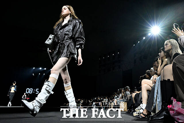 1일 오후 서울 중구 동대문디자인플라자(DDP)에서 2027 S/S 서울패션위크(Seoul Fashion Week)가 열린 가운데 '홀리넘버세븐'의 모델들이 쇼에 올라 런웨이를 장식하고 있다. /박상민 기자
