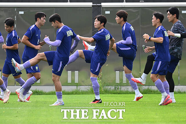 훈련하는 선수들 바라보는 이민성 아시안게임 축구대표팀 감독(왼쪽 두번째).