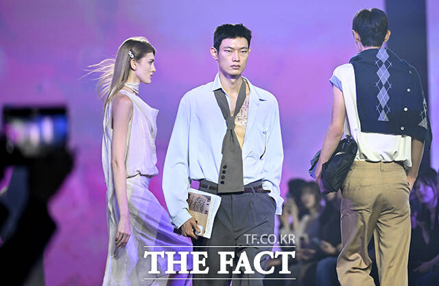 1일 오전 서울 중구 동대문디자인플라자(DDP)에서 2027 S/S 서울패션위크(Seoul Fashion Week)가 열린 가운데 '리이'의 모델들이 오프닝쇼에 올라 런웨이를 장식하고 있다. /박상민 기자
