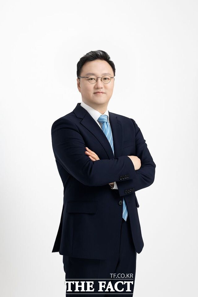 현대차증권이 지난달 리서치센터를 기존 3개 팀에서 4개 팀 체제로 재편하고 장문수(사진) 신임 리서치센터장을 선임했다. 리서치 지원 범위도 기존 법인영업에서 연금과 자산관리(WM) 부문까지 확대하며 경쟁력 강화에 나섰다. /현대차증권