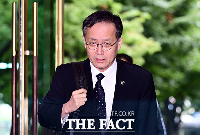 이형일 경제부총리 겸 재정경제부 장관 후보자가 1일 오전 서울 종로구 정부서울청사로 출근하고 있다. /임영무 기자