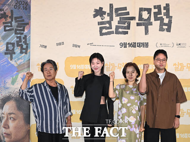 정승오 감독이 1일 서울 용산구 CGV 용산 아이파크몰에서 열린 영화 '철들 무렵' 언론시사회 및 기자간담회에 참석해 질의에 답하고 있다.