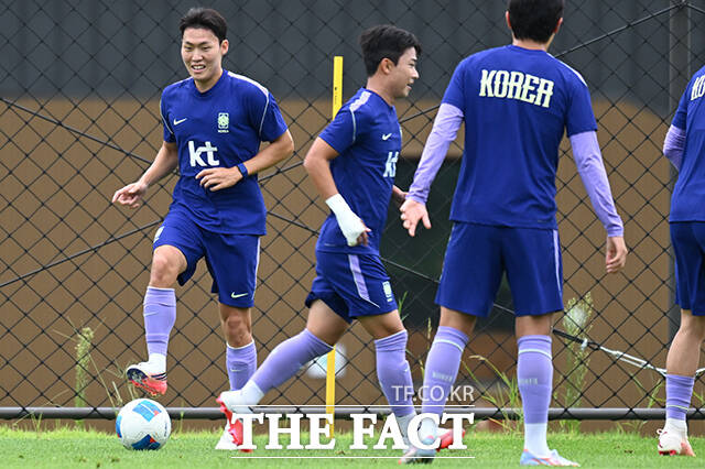 훈련하는 선수들 바라보는 이민성 아시안게임 축구대표팀 감독(왼쪽 두번째).