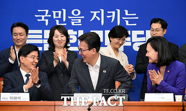 김민석 더불어민주당 대표가 경찰개혁추진단 1차 회의에서 발언을 하고 있다. 왼쪽부터 이해식 경찰개혁추진단 공동단장과 김 대표, 김남희 경찰개혁추진단 공동단장.
