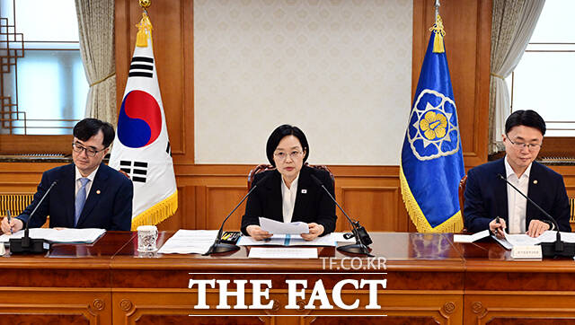 한성숙 국무총리가 1일 오후 서울 종로구 정부서울청사에서 열린 국토공간 대전환 범정부 추진협의회 회의에 참석해 모두발언을 하고 있다. /임영무 기자
