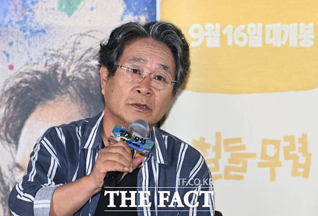 정승오 감독이 1일 서울 용산구 CGV 용산 아이파크몰에서 열린 영화 '철들 무렵' 언론시사회 및 기자간담회에 참석해 질의에 답하고 있다.