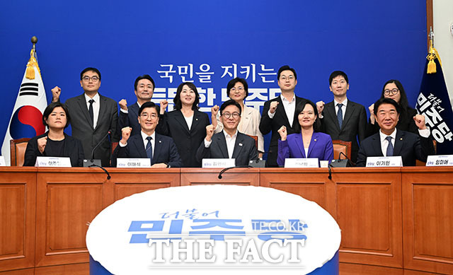 김민석 더불어민주당 대표(가운데)를 비롯한 참석자들이 1일 오후 서울 여의도 국회에서 열린 경찰개혁추진단 1차 회의에서 기념 촬영을 하고 있다. / 국회=서예원 기자