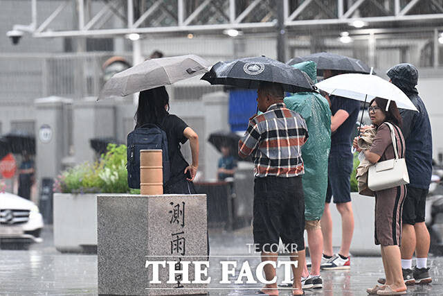 거센 빗줄기에 우산도 무용지물.