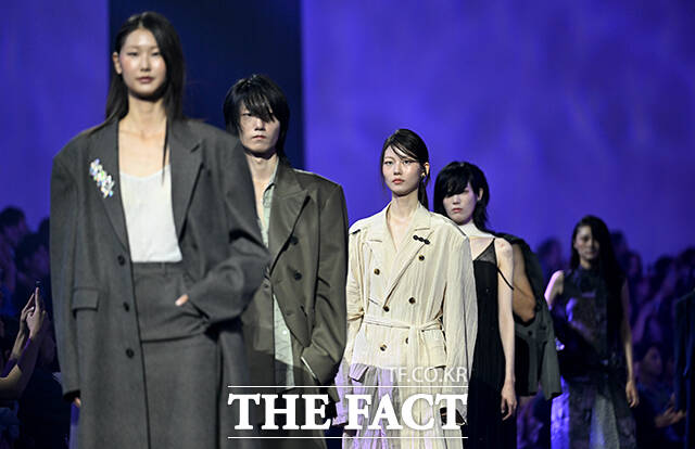 1일 오전 서울 중구 동대문디자인플라자(DDP)에서 2027 S/S 서울패션위크(Seoul Fashion Week)가 열린 가운데 '리이'의 모델들이 오프닝쇼에 올라 런웨이를 장식하고 있다. /박상민 기자