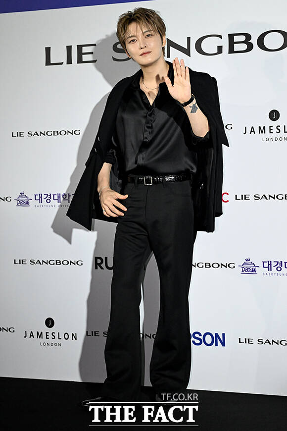 포즈 취하는 김재중.