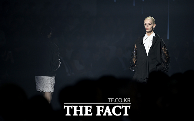 1일 오후 서울 중구 동대문디자인플라자(DDP)에서 2027 S/S 서울패션위크(Seoul Fashion Week)가 열린 가운데 '이상봉'의 모델들이 쇼에 올라 런웨이를 장식하고 있다. /박상민 기자