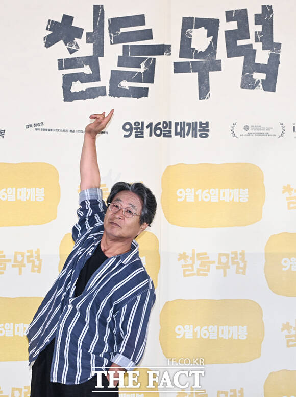 정승오 감독이 1일 서울 용산구 CGV 용산 아이파크몰에서 열린 영화 '철들 무렵' 언론시사회 및 기자간담회에 참석해 질의에 답하고 있다.