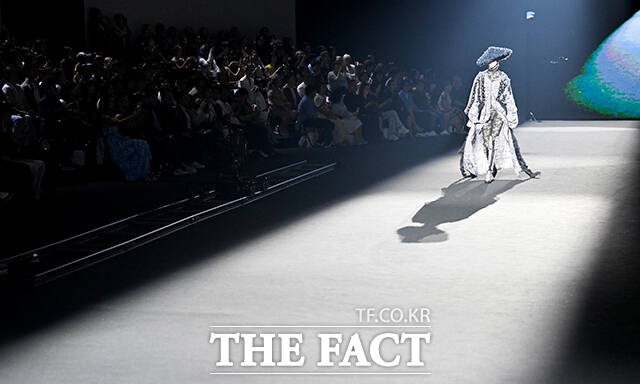 1일 오후 서울 중구 동대문디자인플라자(DDP)에서 2027 S/S 서울패션위크(Seoul Fashion Week)가 열린 가운데 '두칸'의 모델들이 쇼에 올라 런웨이를 장식하고 있다. /박상민 기자