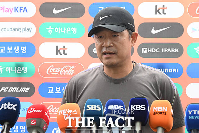 이민성 아시안게임 축구대표팀 감독이 1일 오후 충남 천안시 서북구 코리아풋볼파크에서 열린 '2026 아이치·나고야 아시안게임 남자 축구대표팀 소집훈련'에 앞서 취재진의 질문에 답하고 있다. /천안=김성렬 기자