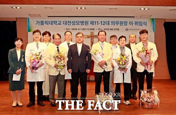 가톨릭대학교 대전성모병원은 1일 병원 9층 대강당 상지홀에서 제11대 최은석 의무원장(재활의학과 교수)이 이임하고 제12대 권종범 의무원장(심장혈관흉부외과 교수)이 취임했다. /대전성모병원