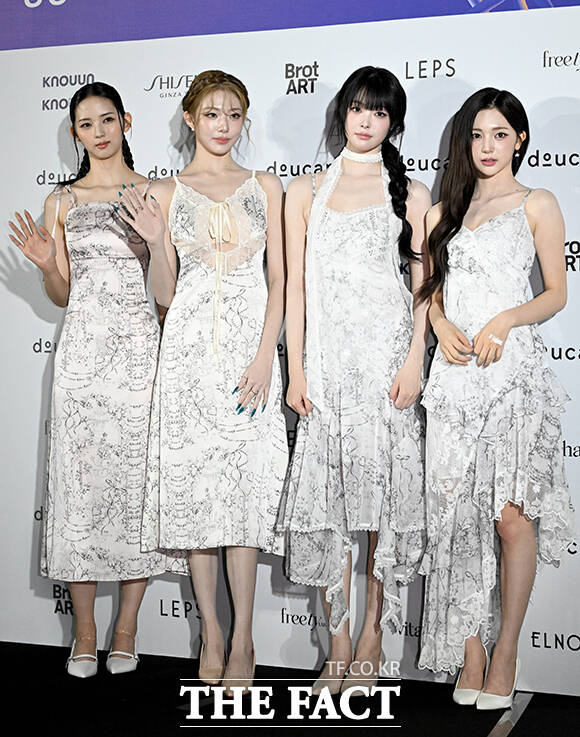그룹 트리플에스의 지우, 신위, 린, 연지(왼쪽부터)가 1일 오후 서울 중구 동대문디자인플라자(DDP)에서 열린 2027 S/S 서울패션위크 두칸 포토월에 참석해 포즈를 취하고 있다. /박상민 기자