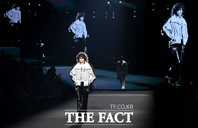 1일 오후 서울 중구 동대문디자인플라자(DDP)에서 2027 S/S 서울패션위크(Seoul Fashion Week)가 열린 가운데 '두칸'의 모델들이 쇼에 올라 런웨이를 장식하고 있다. /박상민 기자