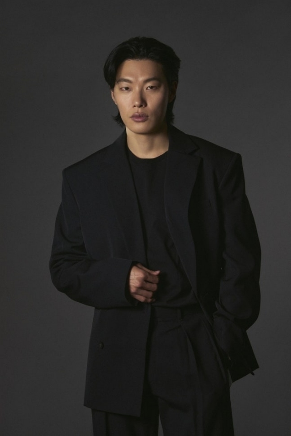 배우 류준열이 만나 넷플릭스 오리지널 시리즈 '들쥐'를 아직 안 본 시청자들에게 '긴 영화'라고 생각하며 즐겨 달라고 밝혔다. /넷플릭스