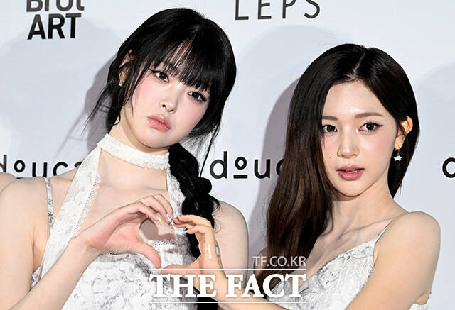 그룹 트리플에스의 지우, 신위, 린, 연지(왼쪽부터)가 1일 오후 서울 중구 동대문디자인플라자(DDP)에서 열린 2027 S/S 서울패션위크 두칸 포토월에 참석해 포즈를 취하고 있다. /박상민 기자