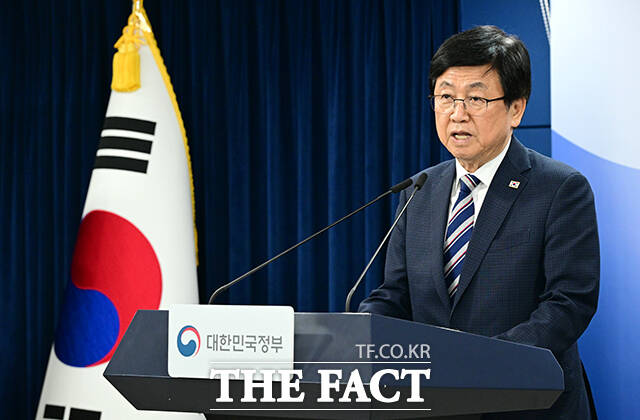 최교진 교육부 장관이 1일 오후 서울 종로구 정부서울청사에서 거점국립대 패키지 지원대학 선정 결과를 발표하고 있다. /임영무 기자