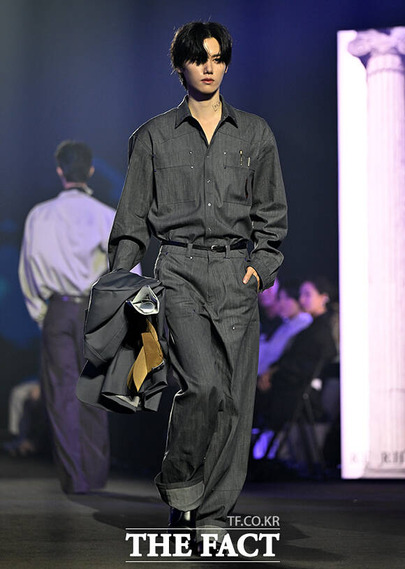 1일 오전 서울 중구 동대문디자인플라자(DDP)에서 2027 S/S 서울패션위크(Seoul Fashion Week)가 열린 가운데 '리이'의 모델들이 오프닝쇼에 올라 런웨이를 장식하고 있다. /박상민 기자