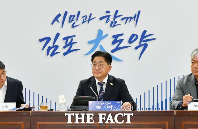 이기형 김포시장이 지난달 31일 시청에서 확대간부회의를 하고 있다. /김포시