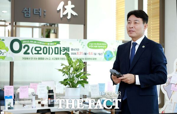 대전시 서구는 9월 6일 자원순환의 날을 맞아 일주일간 직원 참여형 자원순환 캠페인 ‘O₂(오이)마켓’을 진행한다. 전문학 서구청장이 서구청 2층에서 열린 ‘오이마켓’ 캠페인 행사에서 화분을 전달하고 있다. /대전시 서구