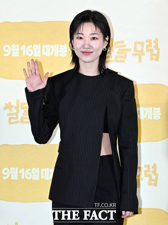 정승오 감독이 1일 서울 용산구 CGV 용산 아이파크몰에서 열린 영화 '철들 무렵' 언론시사회 및 기자간담회에 참석해 질의에 답하고 있다.
