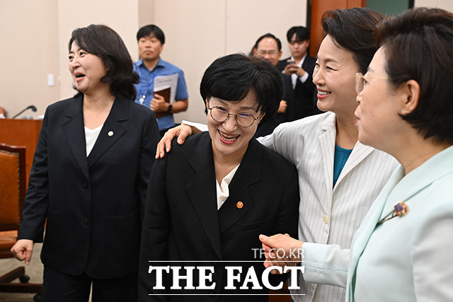 '웃으며 안녕' 성평등가족위원들에게 인사받는 원민경 장관.