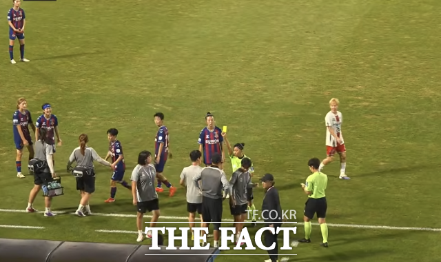 지난달 28일 열린 WK리그 수원FC위민-서울시청전 경기도중 지소연을 둘러싼 심핀진의 부적절한 발언 논란에 대해 항의하는 수원 벤치를 향해 주심이 옐로카드를 들어보이고 있다./한국여자축구연맹 유튜브 중계화면 캡처