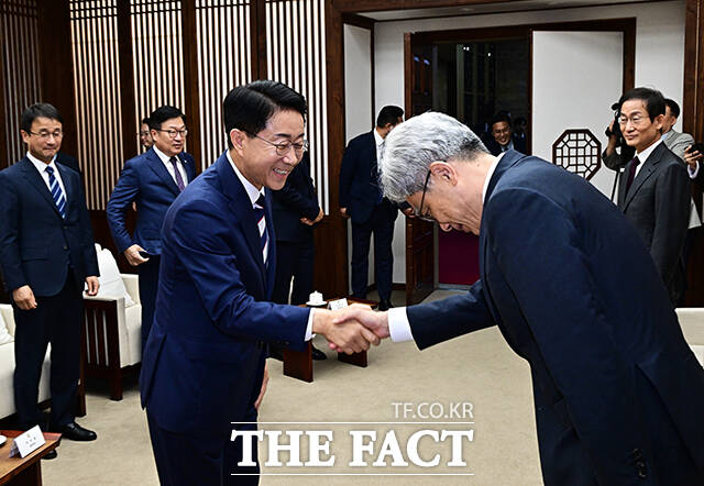 조정식 국회의장이 1일 오후 서울 여의도 국회에서 제439회 정기국회 개회식을 앞두고 열린 사전환담에 참석해 김상환 헌법재판소장과 악수를 하고 있다.