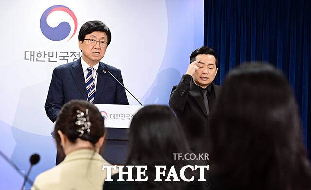 최교진 교육부 장관이 1일 오후 서울 종로구 정부서울청사에서 거점국립대 패키지 지원대학 선정 결과를 발표하고 있다. /임영무 기자