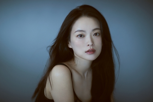 배우 천우희가 가을을 맞아 상반된 매력을 담은 새 프로필 사진을 공개했다. /블리츠웨이엔터테인먼트