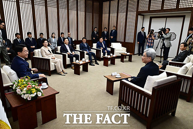 조정식 국회의장(왼쪽)이 1일 오후 서울 여의도 국회에서 제439회 정기국회 개회식을 앞두고 김상환 헌법재판소장, 김호철 감사원장, 남인순 국회부의장, 박덕흠 국회부의장, 한병도 더불어민주당 원내대표, 정점식 국민의힘 원내대표와 환담을 나누고 있다. /국회=배정한 기자
