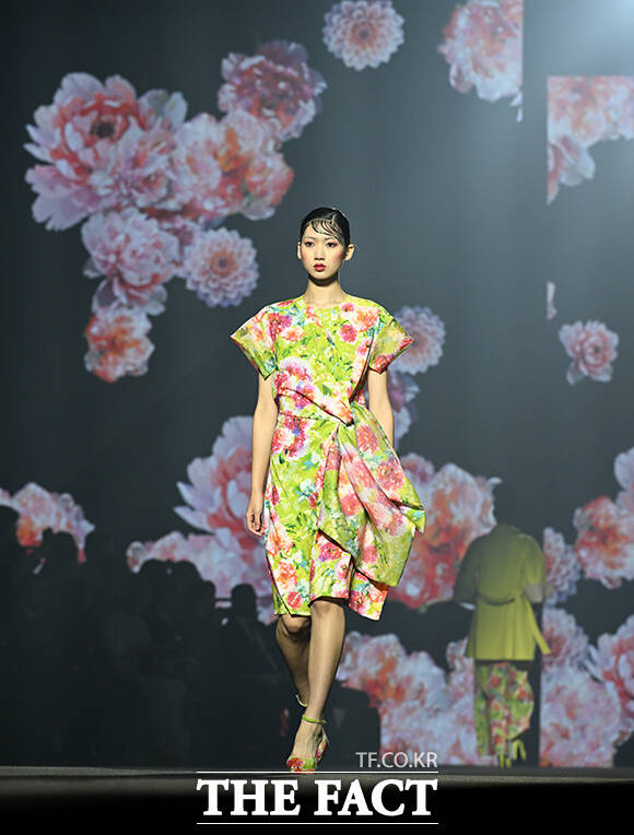 1일 오후 서울 중구 동대문디자인플라자(DDP)에서 2027 S/S 서울패션위크(Seoul Fashion Week)가 열린 가운데 '이상봉'의 모델들이 쇼에 올라 런웨이를 장식하고 있다. /박상민 기자