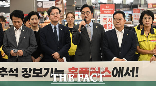 발언하는 우원식 전 국회의장 (오른쪽 세 번째).