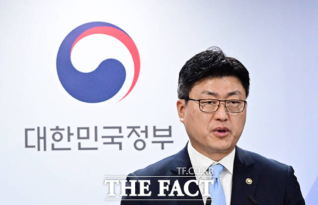 남재헌 해양수산부 차관이 1일 오전 서울 종로구 정부서울청사에서 2027년 해양수산부 예산안과 관련해 브리핑을 하고 있다. /임영무 기자
